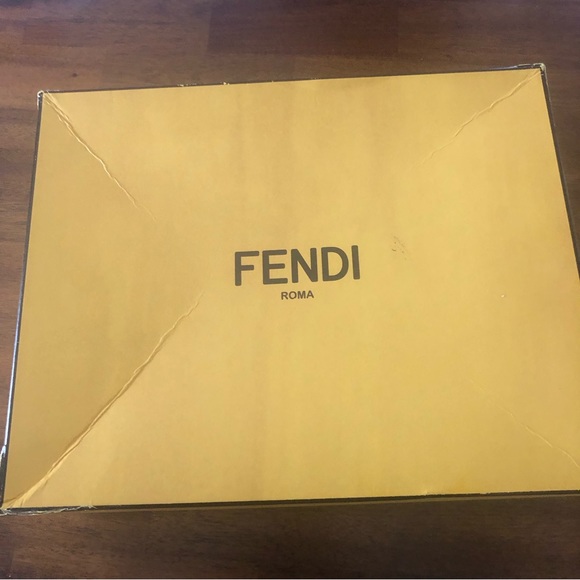 NIB $850 Fendi Colibri Logo Pointed Toe Pump in size 5 US / 35.5 EU! - Picture 9 of 11
